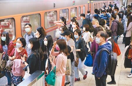 台鐵工會放話「春節要完完全全把列車停下來」。交通部長王國材21日表示,勞資雙方會再努力溝通化解,春節應不會出現列車停駛情況。(本報資料照片)