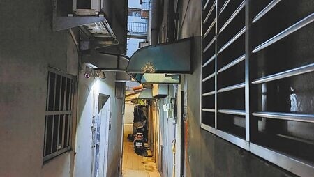 
邱姓男子涉嫌在22年前於桃園市桃園區民權路1巷內（如圖）殺死潘姓女子，警方靠著菸蒂上的DNA近日終於破案。（賴佑維攝）
