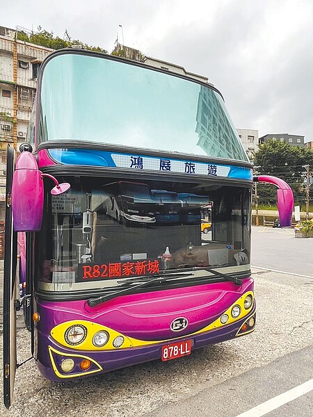 基隆客運20日臨時通知停駛R字頭路線多數班次,基隆市政府緊急租遊覽車因應,維持R路線正常營運。(基隆市政府提供/張志康基隆傳真)