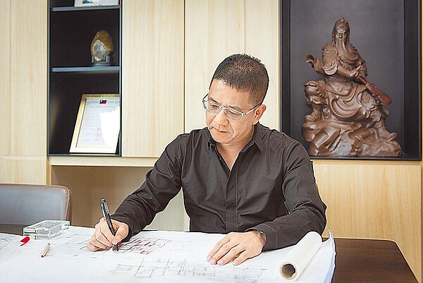 泰嘉董事長呂金發親筆修改建築設計圖,就是要確保購屋者的居住品質。圖/泰嘉提供