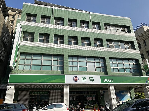 不少民眾最近前往郵局寄送藥物到大陸。記者修瑞瑩／攝影