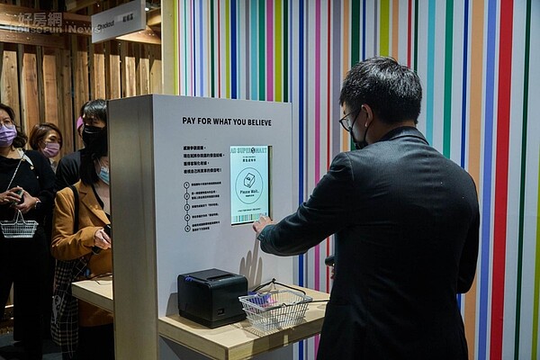 品味過代表10大價值的38件經典廣告之後,觀眾可以選擇為自己認同的價值買單。圖/臺北文創提供