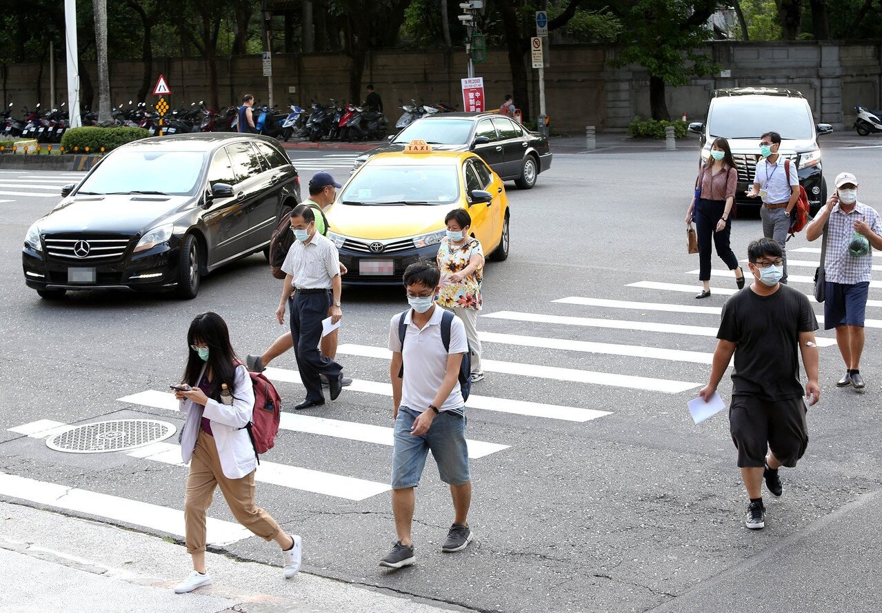 立法院初審通過,未來汽車行經行人穿越道未停讓行人,可開罰最高6000元。本報資料照片