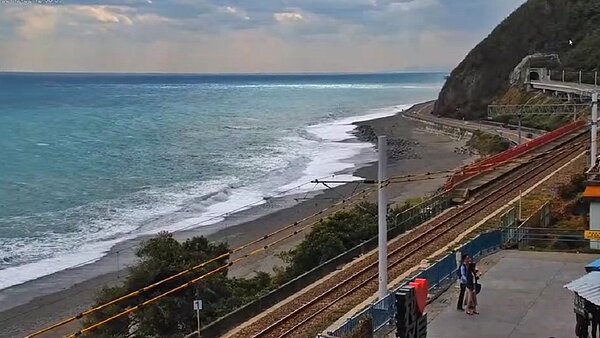 台東縣太麻里鄉近海今天中午12點36分,發生芮氏規模5.2有感地震,地震深度7.2公里。太麻里地區震度4級,不少在多良火車站看火車的遊客嚇到不看火車了。圖/擷取自台東縣政府4K即時影像
