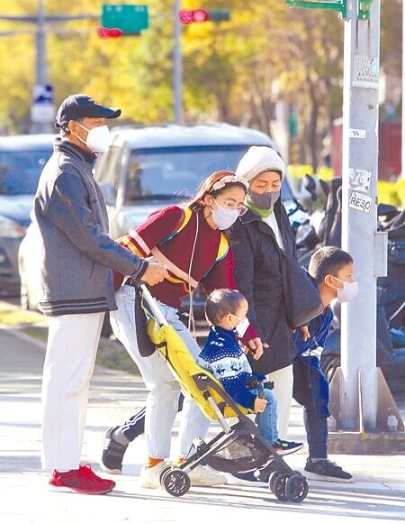 新冠肺炎疫情升溫，22日國內新增1萬9798例本土個案，較上周增加23.6％，中央流行疫情指揮中心表示，目前幾乎可以確定會有新一波疫情，建議除了一般的防護措施外，呼籲大眾施打次世代疫苗，圖為民眾戴口罩上街。（張鎧乙攝）