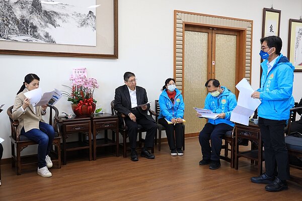 楊文科率教育、環保、交通旅遊、工務、產業發展、新聞等局處首長接見高虹安團隊,於縣長室交流會談。圖/新竹縣政府提供