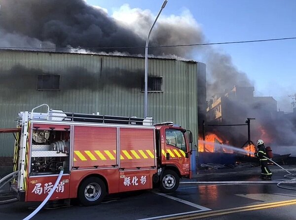 大村鄉大溪路今天下午一處鐵皮倉庫外因雜物燃燒發生大火,火勢不僅延燒到倉庫,因一旁緊鄰住宅區,讓住戶相當緊張,幸好及時撲滅,無人員受困。圖/彰化消防局提供