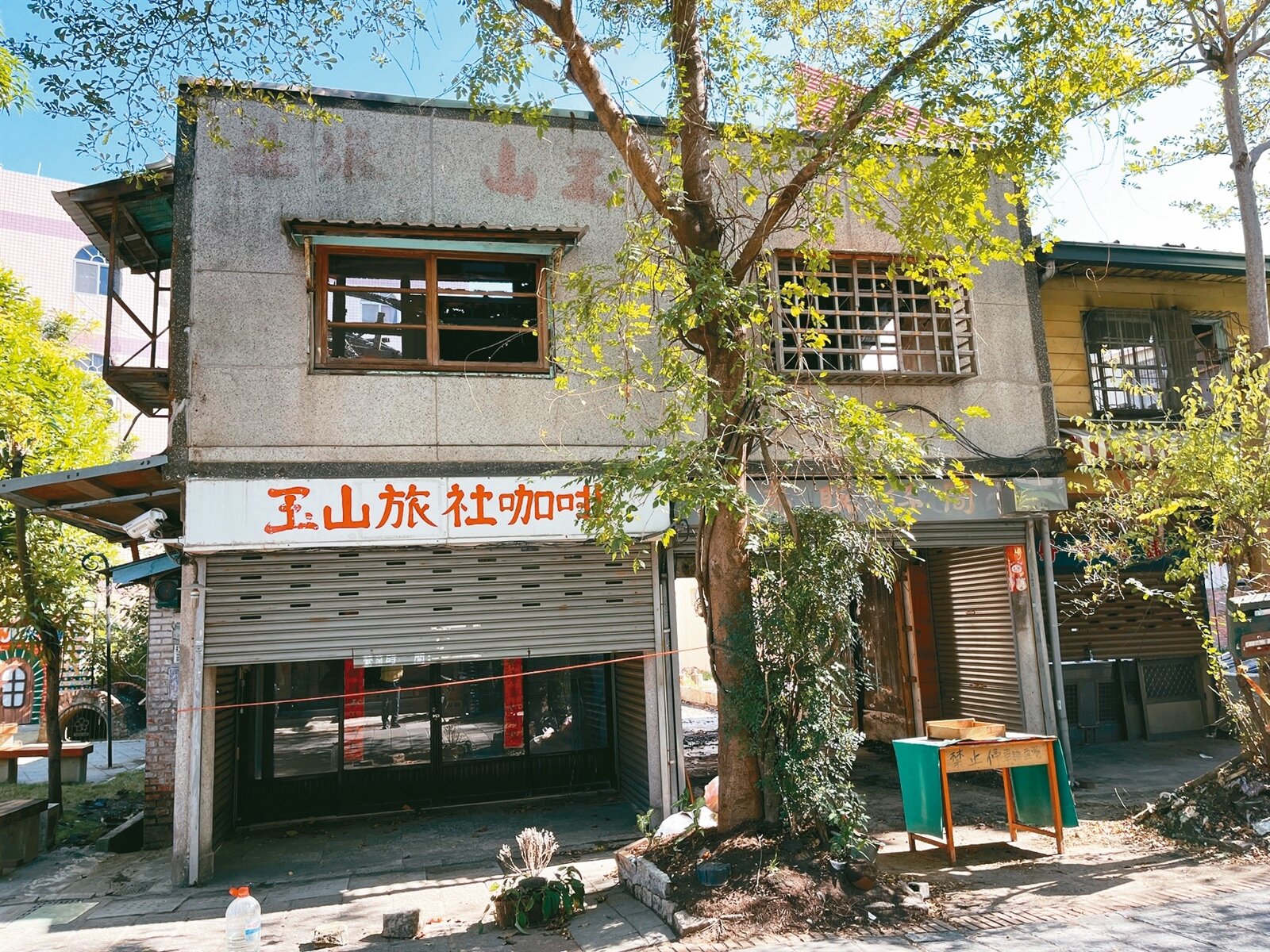 嘉義市玉山旅社等7戶木造房屋3月間遭祝融,至今未修復,網友批為景點毒瘤。記者李宗祐/攝影