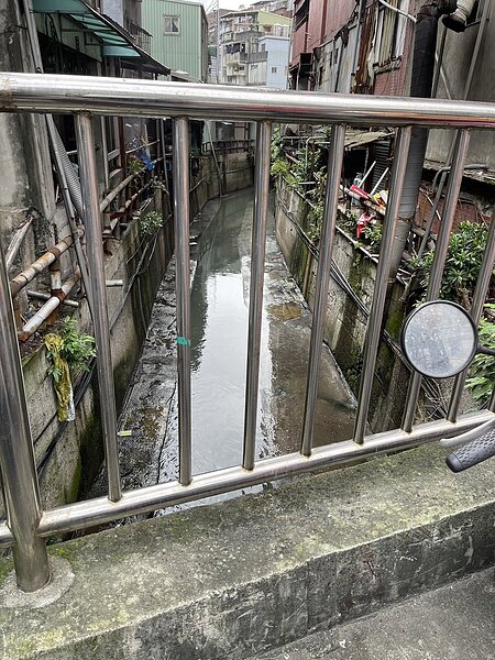 新北市公館溝因板橋、土城人口移入,大量生活汙水排入,成為一條臭水溝。圖/新北水利局提供