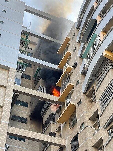 台南市永康區復國路一棟大樓今晨火警,1名老翁疑來不及逃生被發現時已身亡。(讀者提供/曹婷婷台南傳真)