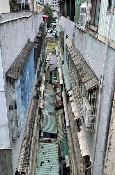防火巷或法定空地違建導致施工空間不足。圖/台北市政府提供