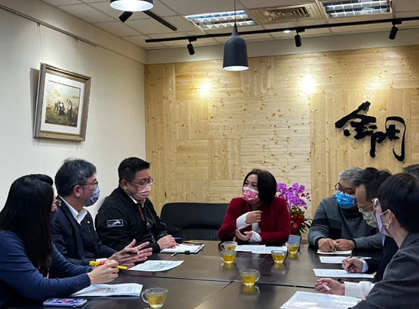 為了讓旅客、鄉親都能順利的搭上飛機,安心返鄉過節,金門立委陳玉珍昨天再次召開第3波春節加班機協調會,要求民航局請兩家民航公司業者能擴大機型,加開班次以提高載運量。圖/立委陳玉珍提供