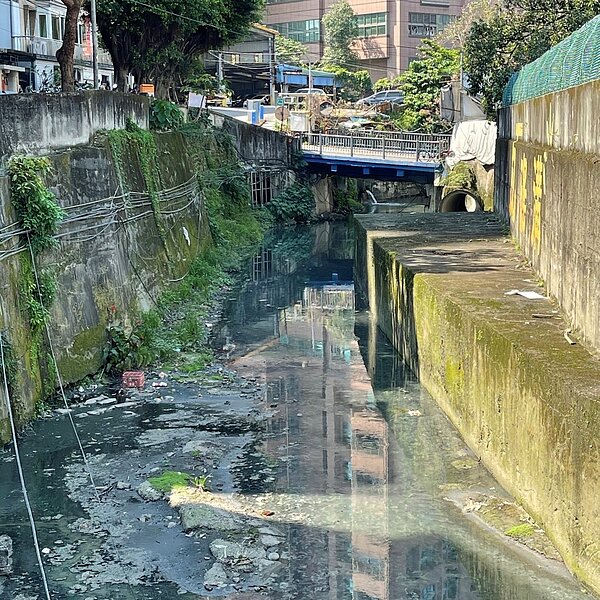 改變前的瓦磘溝髒亂惡臭景象。圖／新北市政府提供