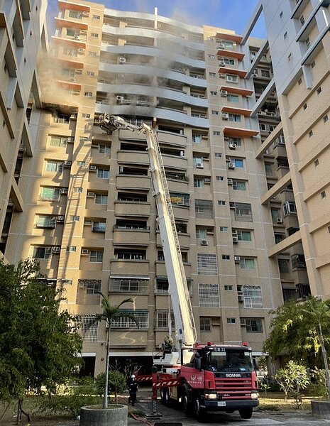 台南永眷村國宅9樓起火，行動不便老人身亡兩人傷。記者周宗禎／翻攝