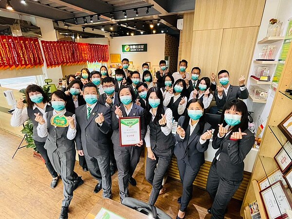 永慶集團強大的品牌力,讓李雯華店長能快速贏得客戶信任、締造佳績。圖/永慶房產集團提供