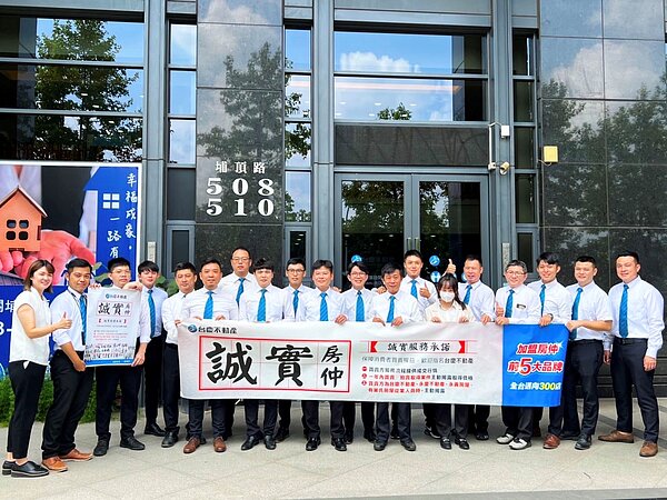 台慶不動產刁君豪店長今年培育出1位4千萬經紀人、2位千萬經紀人,印證永慶集團「人員最加發展平台」的封號。圖/永慶房產集團提供