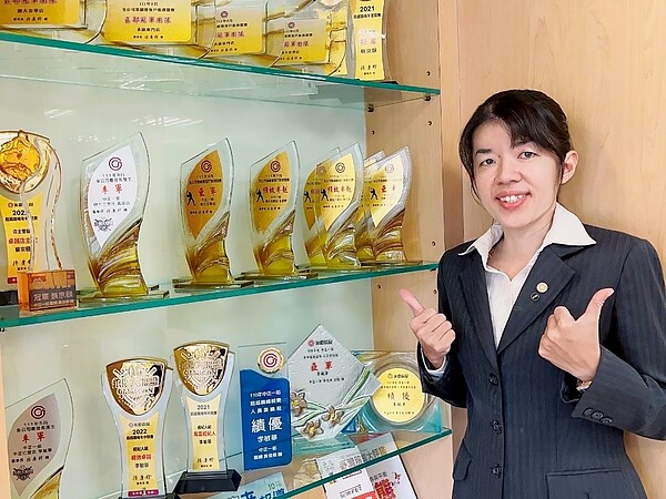 李敏華經紀人30歲以後才加入永慶房屋,不僅創下年收200萬,更為自己買了兩間房子!圖/永慶房產集團提供