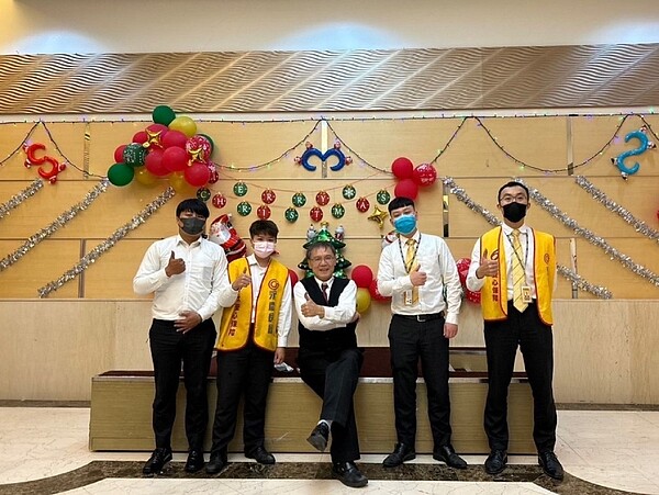 「士林新天地」社區由管委會主導,為社區妝點裝飾,讓住戶天天都能享受溫馨的耶誕氛圍。圖/永慶房產集團提供