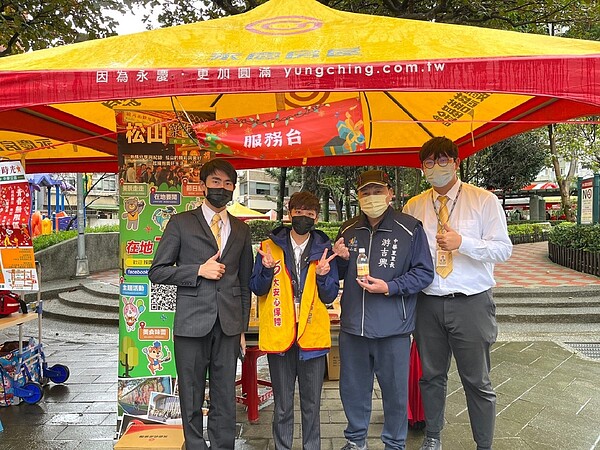 松山區中華里在周末迎來「暖暖幸福好時光」耶誕感恩園遊會,中華里里長游吉興期待里民都能快樂度佳節。圖/永慶房產集團提供