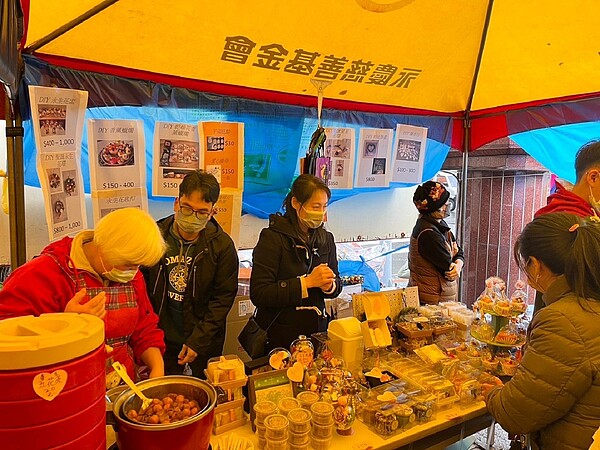 中山區的聖道明天主教會,也與新福里、永慶房屋攜手舉辦聖誕公益園遊會,讓聖誕園遊會加倍溫馨。圖/永慶房產集團提供