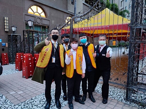 永慶房屋深耕在地,不管是社區中元普渡、學校運動會還是鄰里公益活動,都能看見永慶人身影,成為社區鄰里的最佳夥伴。圖/永慶房產集團提供
