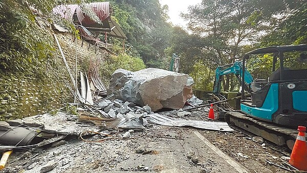 三峽區添福路23日滾落巨大石塊，壓毀山腰上的濟公廟，所幸無人傷亡。（三峽警分局提供）