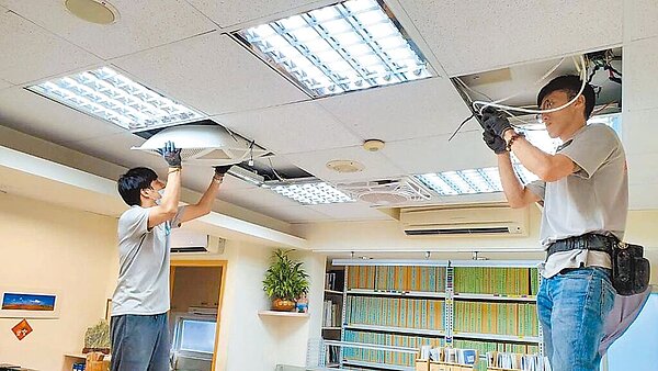 新北市前年起推出服務業者節能減碳相關補助,每年申請幾乎破百件,因此市府擴大補助範圍,推出「店面節能暨改造計畫獎勵辦法」,提供每案最高30萬元補助。(新北市經發局提供)