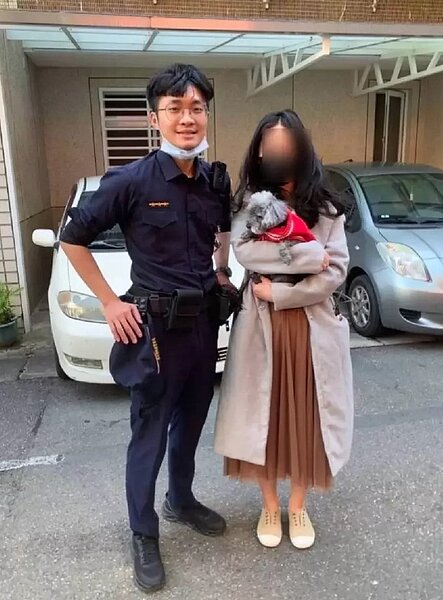 大安分局臥龍街派出所警員廖振宇與尋回愛犬陳姓民眾合照。圖/記者廖炳棋翻攝
