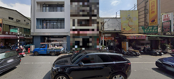 打腫臉充3樓?嘉義「獵奇卡帶屋」吸4萬人朝聖 建築師也看傻 嘉義文化路上一棟老屋引發網友討論,正面乍看並無不妥,但從側面觀看卻有驚奇之處。圖/翻攝自Google maps