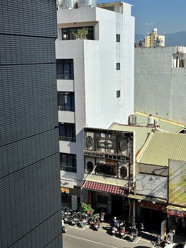 原PO上傳照片，指該棟是「打腫臉充三樓」，實質只蓋了兩層樓。圖／取自《路上觀察學院》	