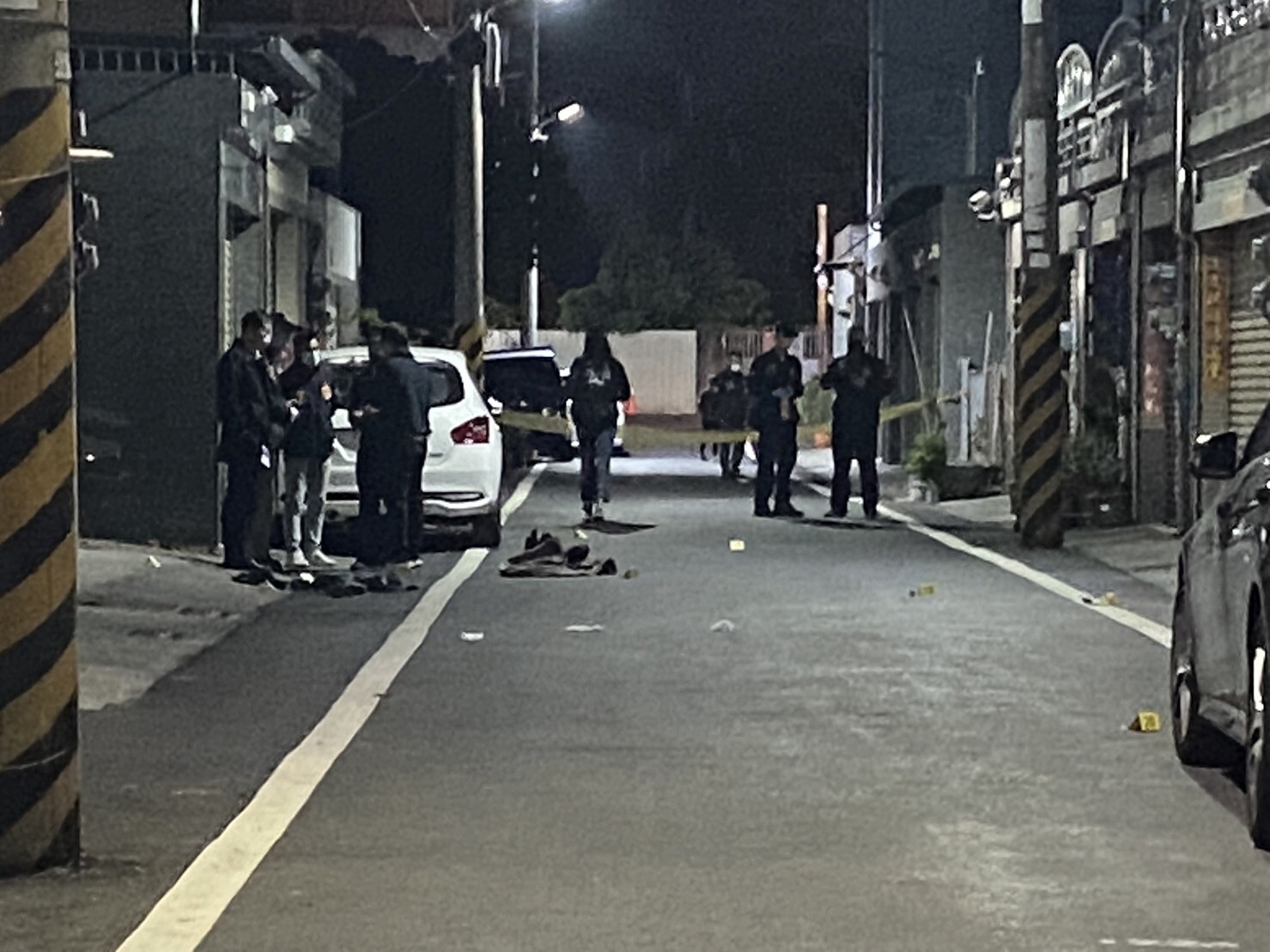 高市蔡姓男子和姪子爭土地家產，互告傷害，不滿姪子調解時，獅子大開口，今晚憤持鐮刀衝至姪子位於岡山區的家中，先打傷大姪子和嫂嫂，又持鐮刀追砍小姪子，警方開15槍制止，蔡中5槍，送醫不治。記者陳弘逸／攝影 