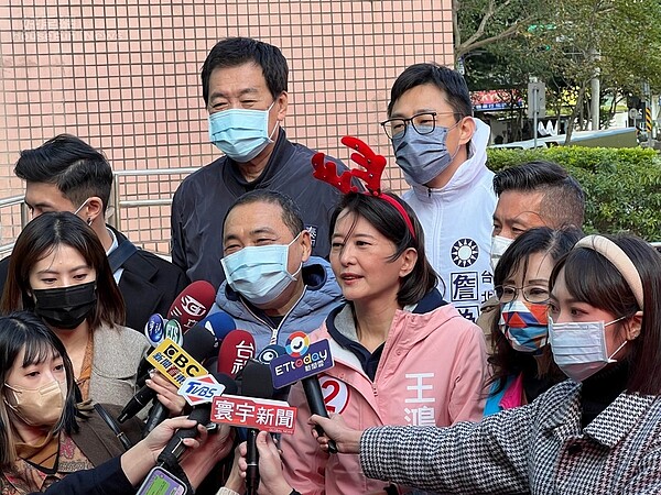 新北跨入台北站台 侯友宜、費鴻泰同台力挺王鴻薇 費鴻泰和松山信義區多位市議員,與侯市長ㄧ起向選民拜託,強調明年1月8日的立委補選,懇請出門投票王鴻薇。