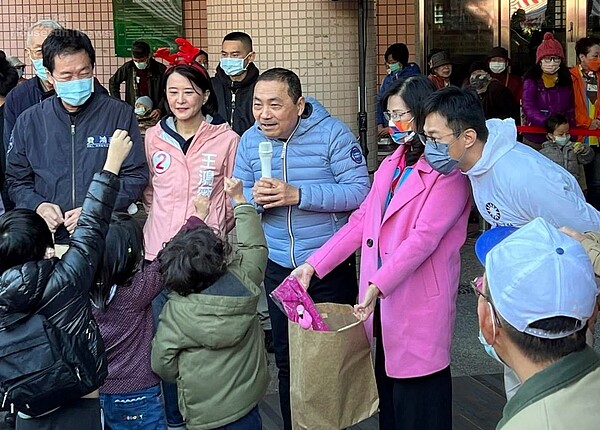 費鴻泰與松信議員們齊聚，和民生社區的大朋友、小朋友一起歡度聖誕活動，一起為②王鴻薇加油打氣。