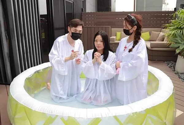 小甜甜（中）過去在宋逸民、陳維齡幫助下受洗。圖／摘自臉書
