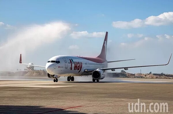 德威航空新開闢桃園飛濟州航線，每周2個來往航班，今天首航濟州。記者季相儒／攝影
