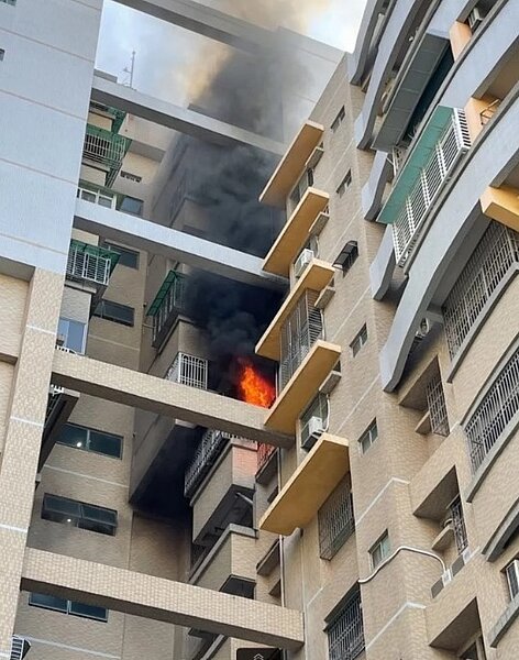 台南永康區1棟眷村改建的國宅9樓昨天起火,造成1名行動不便老人死亡,2人嗆傷。記者周宗禎/翻攝