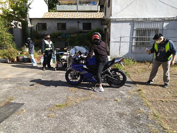 東勢警分局今跨單位進行聯合稽查，在台中市新社區豐埔公路(台21線）攔查10輛重機，其中7件噪音超標，共開出1萬5900元罰單。圖／台中市警察局東勢分局提供