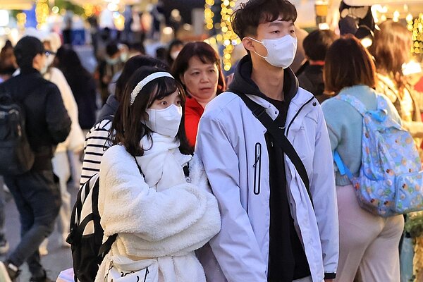 平安夜寒流發威,根據中央氣象局觀測,晚間10時各地低溫在攝氏6度到16度之間。記者林伯東/攝影