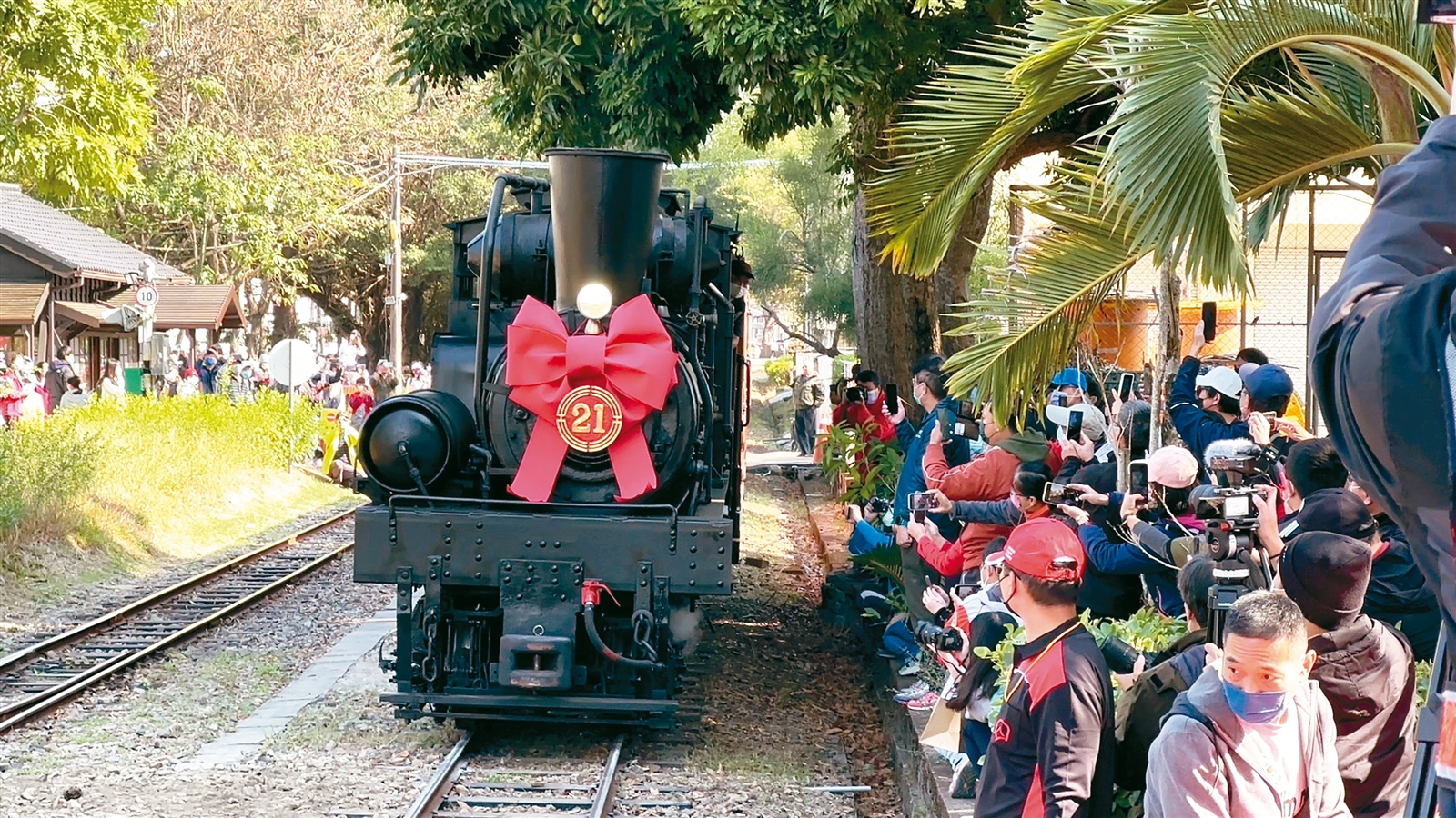 阿里山21號蒸汽火車復駛，鐵道迷爭相拍照。記者魯永明／攝影 