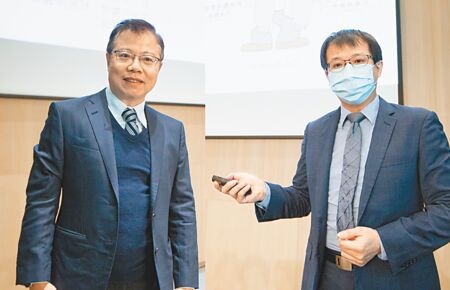 高雄長庚醫院醫師蔡乃文（左）、許哲維（右）提醒，「肌無力症」可透過神經、抽血檢查得知，用藥得宜可維持正常生活品質。（袁庭堯攝）