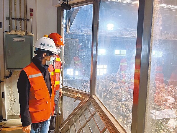 高市府環保局特別在春節前加強焚化廠廢棄物落地檢查,目前並未發現有外縣市事業廢棄物「偷渡」入高雄市焚化爐處理。圖/高市府環保局提供