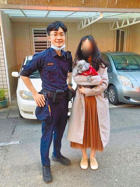 陳女在員警協助下順利尋回愛犬,她頻頻向警方及熱心民眾表示感謝。(翻攝照片)