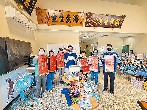 桃園市議員當選人吳進昌服務處發起籌組觀音區旺喵人關懷協會。圖為吳進昌服務團隊22日帶著物資到桃園動保園區慰問。(吳進昌服務處提供)