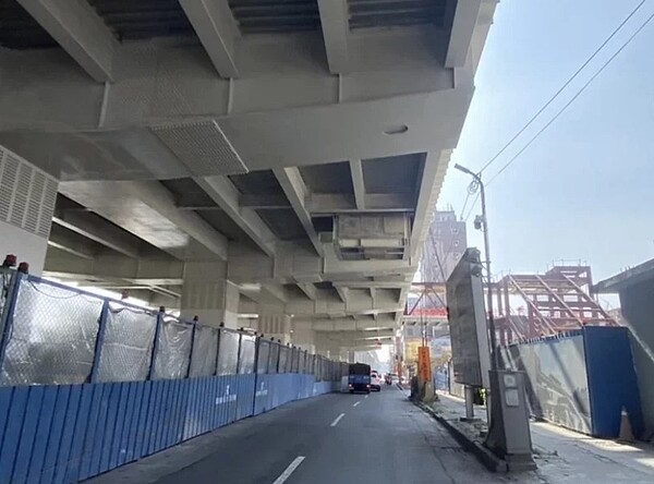 高雄捷運岡山路竹延伸線施工, 約4公里路段不能左轉惹民怨。記者陳弘逸/攝影