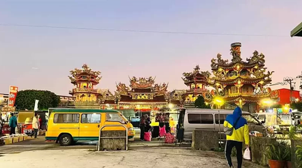 台中市大甲區日南夜市在地營運30多年，遭人檢舉地目不符，本月底將吹熄燈號，農曆年前，數十攤業者恐面臨「失業」。圖／翻攝自臉書「哇系日南人」