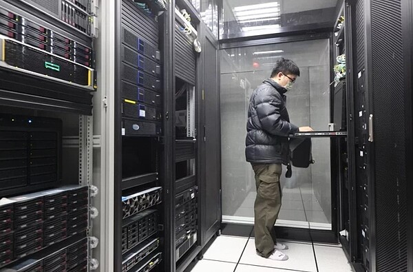 郭姓專案經理將監視器機房硬碟拔出來看一下,造成4顆硬碟受損,法官判他要賠82萬元。伺服器機房示意圖/中時電子報