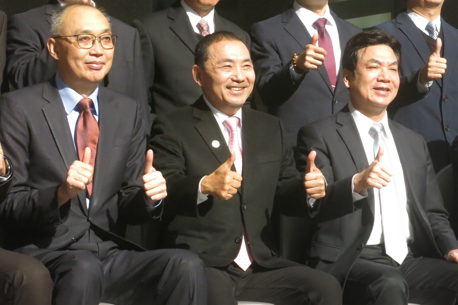 新北市長侯友宜（中）昨天就職，擘畫2030願景。左為副市長謝政達、右為副市長劉和然。記者李成蔭／攝影 