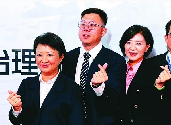 台中市政府數位治理局昨成立，局長林谷隆（中）、市長盧秀燕（左）、副市長王育敏（右）出席揭牌。記者劉柏均／攝影

