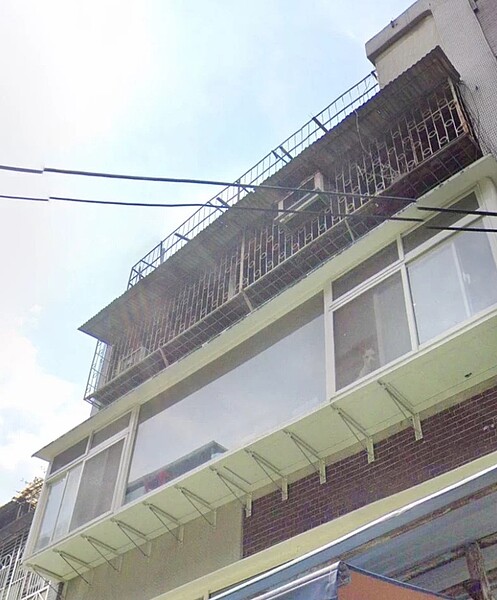 新北市板橋區某公寓4樓發生白骨案，7旬婦人獨居死在屋內，她家人在25日中午登門拜訪，才發現她已變成白骨，令人唏噓。圖／記者翁至成翻攝
