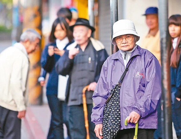 寒流來襲，全國低溫，醫師提醒，外出時務必做好禦寒措施，減少心血管急重 症疾病風險。圖／聯合報資料照片
